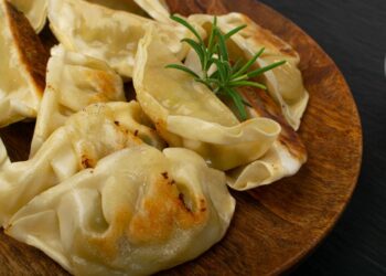 Prepariamo i gyoza, i ravioli di carne giapponesi