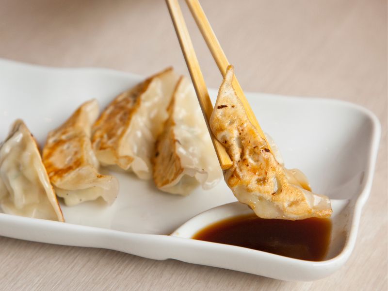 Prepariamo i gyoza, i ravioli di carne giapponesi