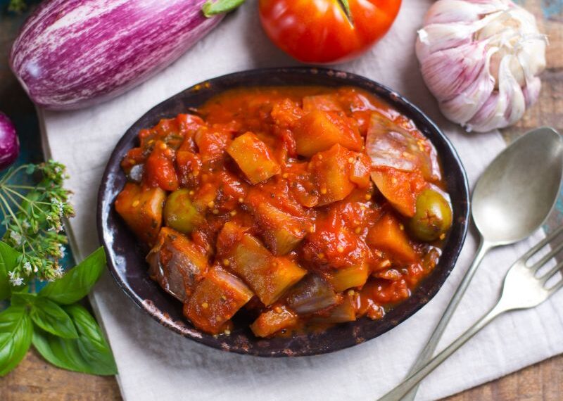 La caponata siciliana: un piatto tipico dalle numerose varianti