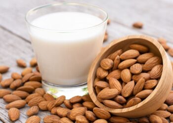 Il latte di mandorla, una delizia che giunge a noi dal Medioevo