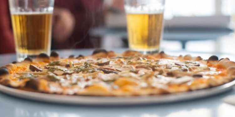 Pizza e birra: perché fanno gonfiare e come evitarlo