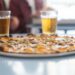 Pizza e birra: perché fanno gonfiare e come evitarlo