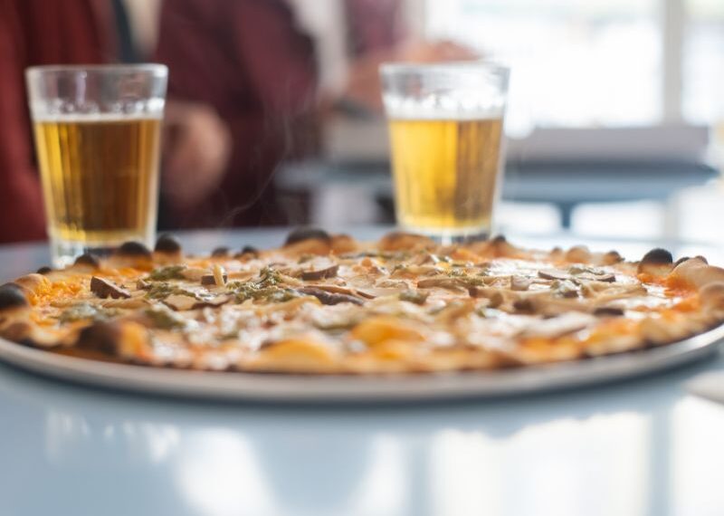 Pizza e birra: perché fanno gonfiare e come evitarlo