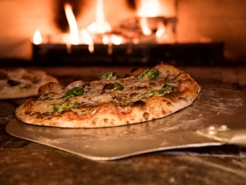Pizza e birra: perché fanno gonfiare e come evitarlo