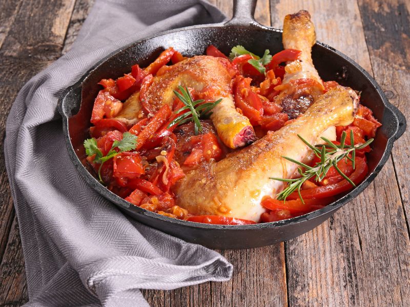 Pollo coi peperoni: il piatto estivo della cucina romana