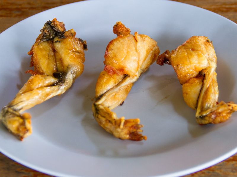 La tradizione di mangiare rane si scontra con la legge che vieta di allevarle