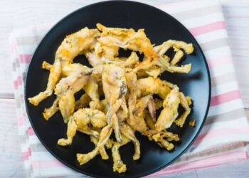 La tradizione di mangiare rane si scontra con la legge che vieta di allevarle