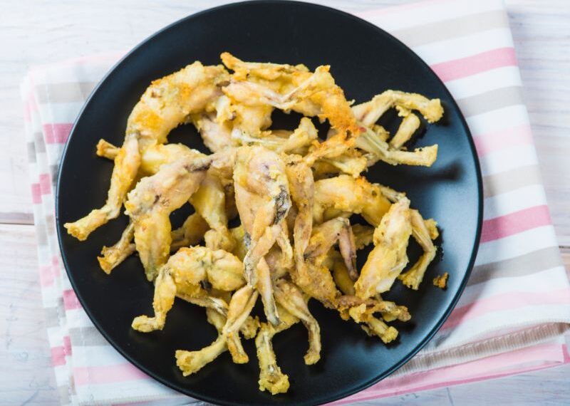 La tradizione di mangiare rane si scontra con la legge che vieta di allevarle