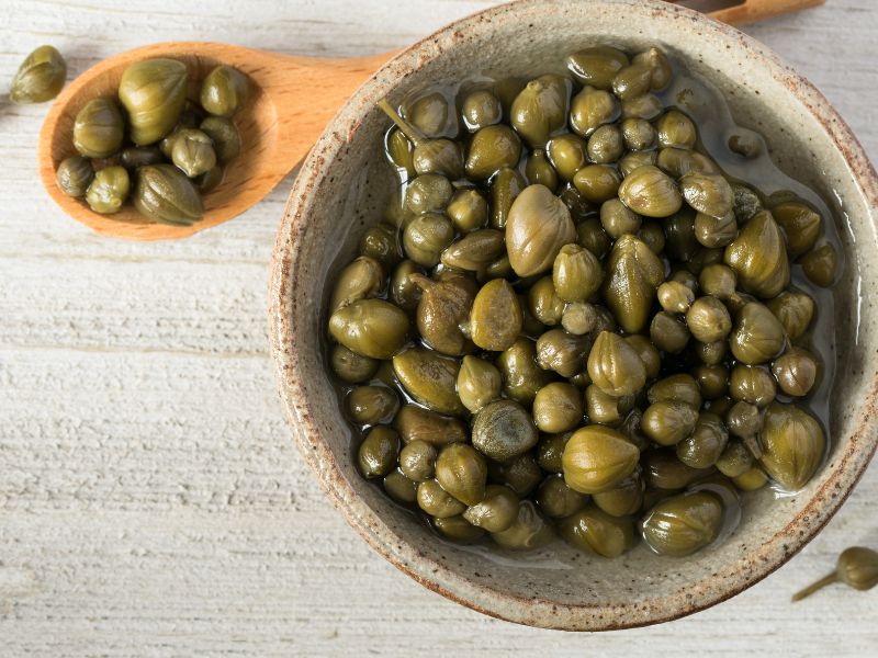 Il fascino dei capperi in cucina: usi e ricette