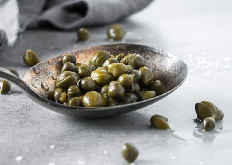 Il fascino dei capperi in cucina: usi e ricette