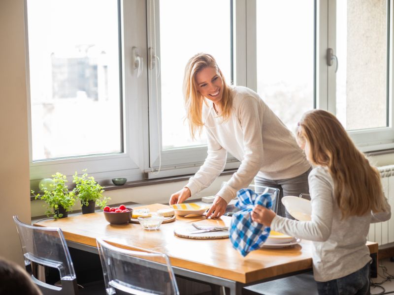 Come apparecchiare la tavola per una cena tra amici