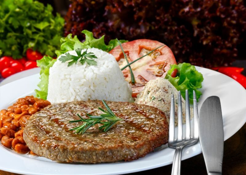 Il dilemma dell’hamburger: meglio il panino o al piatto?