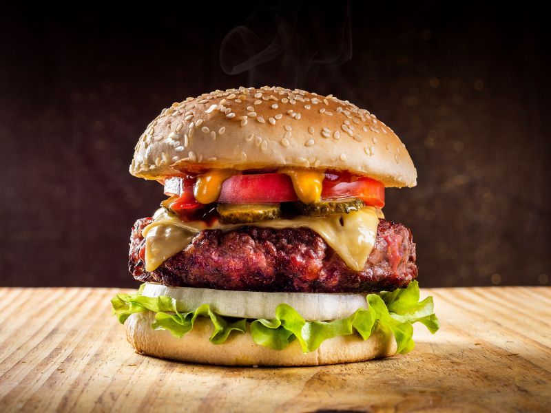 Il dilemma dell’hamburger: meglio il panino o al piatto?