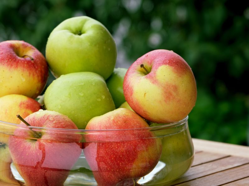 Le mele cotte sono una soluzione gustosa e versatile, perfetta per chi cerca un dessert sano o uno spuntino leggero. Scopriamo insieme come prepararle e quali vantaggi possono apportare alla nostra salute.
