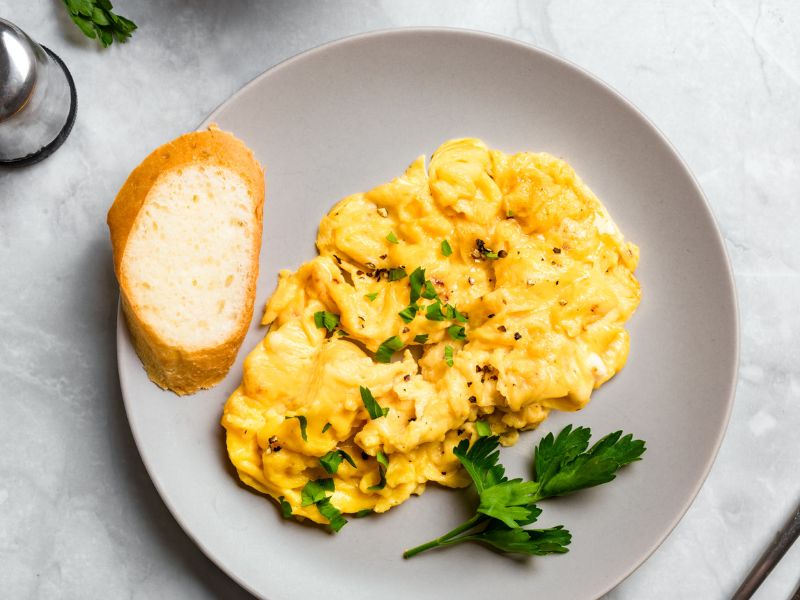 Uova strapazzate: la ricetta di una colazione ricca