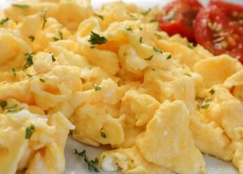 Uova strapazzate: la ricetta di una colazione ricca