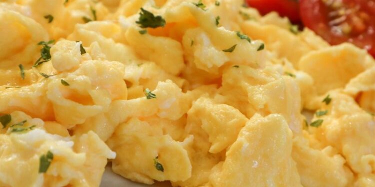 Uova strapazzate: la ricetta di una colazione ricca