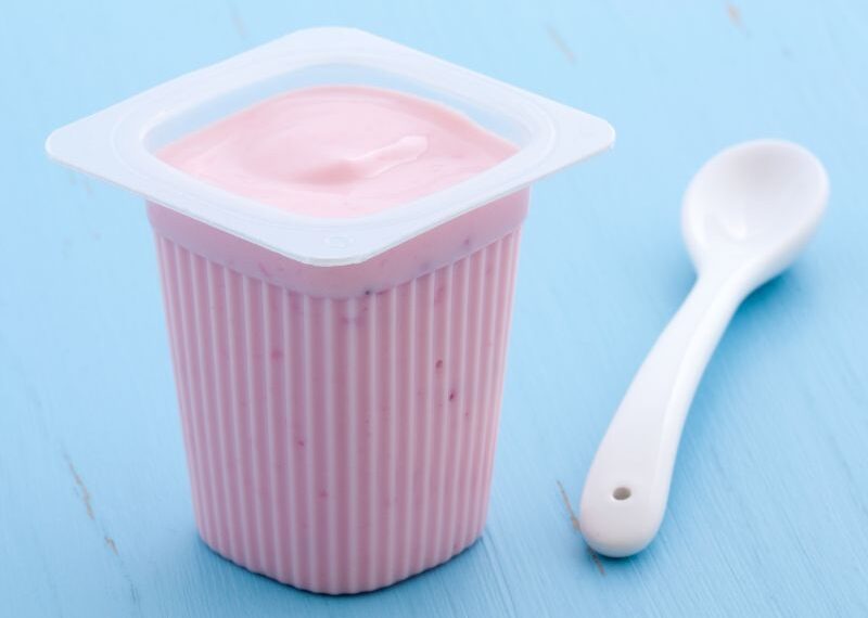 Lo yogurt scaduto si può mangiare? Dipende…