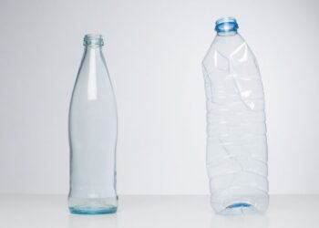 Acqua meglio in bottiglie di vetro o di plastica? Tutto quello che c’è da sapere