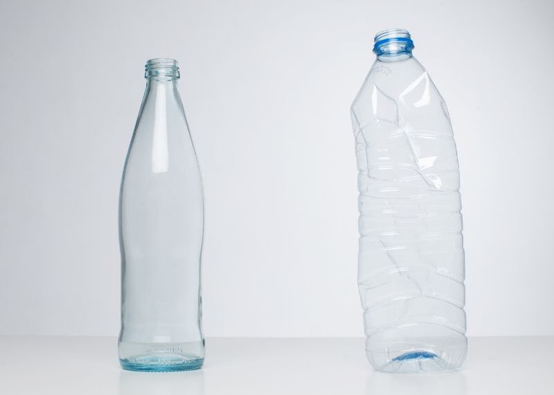 Acqua meglio in bottiglie di vetro o di plastica? Tutto quello che c’è da sapere
