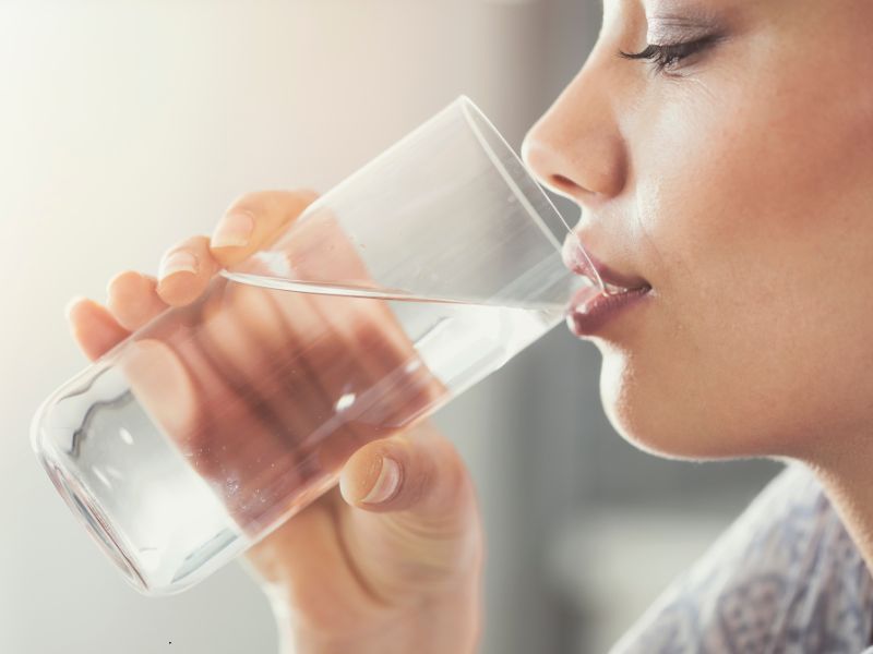 Acqua meglio in bottiglie di vetro o di plastica? Tutto quello che c’è da sapere