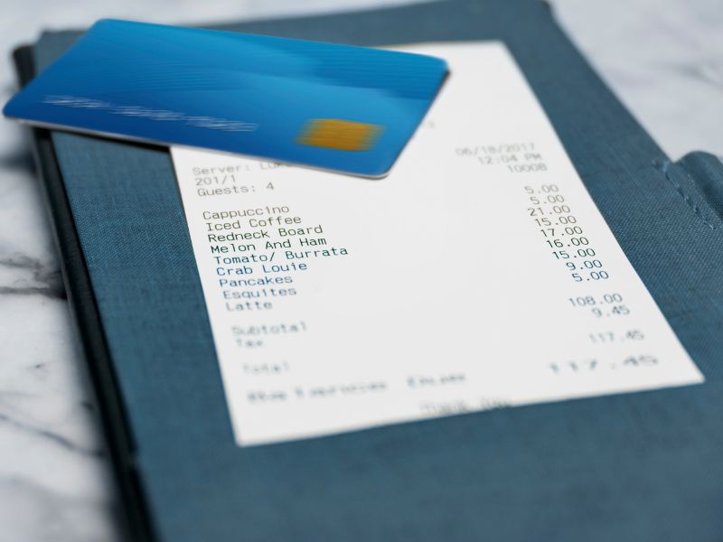 Servizi extra al ristorante e costi salati: come possono tutelarsi i consumatori